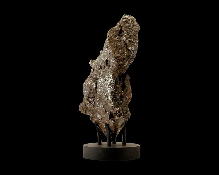 Сеймчанский метеорит на подставке